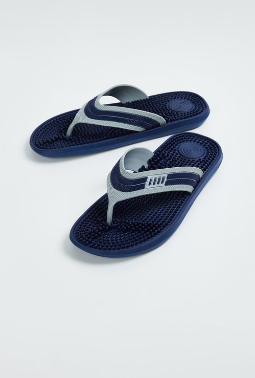 Men Textured V-Strap Slippers