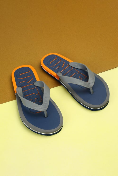 Men Embossed V-Strap Slippers