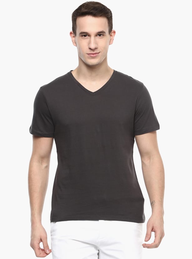 CELIO Men Solid Slim Fit V-neck T-shirt
