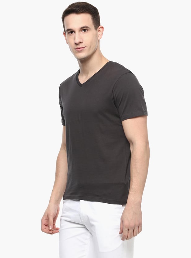 CELIO Men Solid Slim Fit V-neck T-shirt