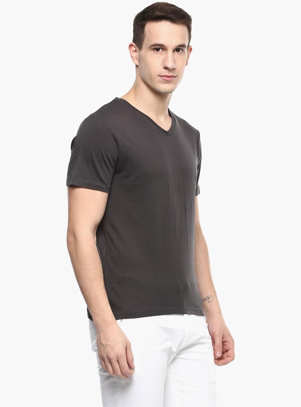 CELIO Men Solid Slim Fit V-neck T-shirt