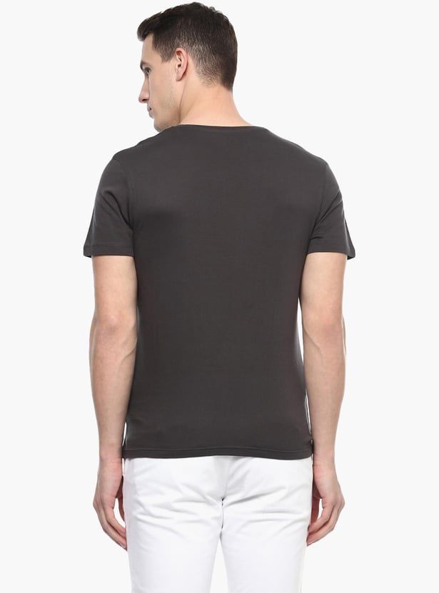 CELIO Men Solid Slim Fit V-neck T-shirt