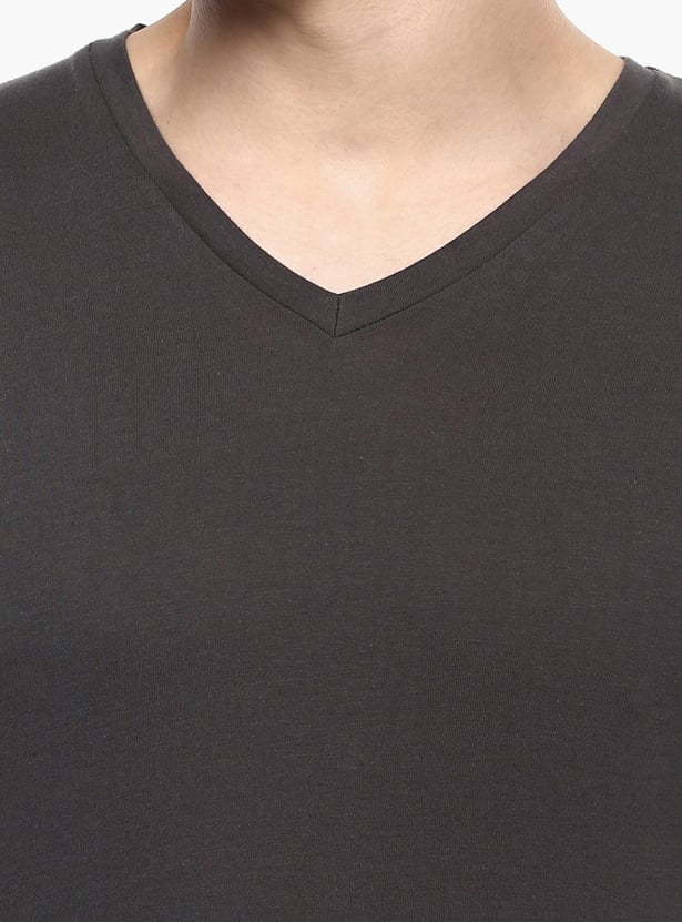 CELIO Men Solid Slim Fit V-neck T-shirt