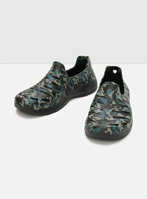 Men Camouflage Printed Slip-On Clogs
