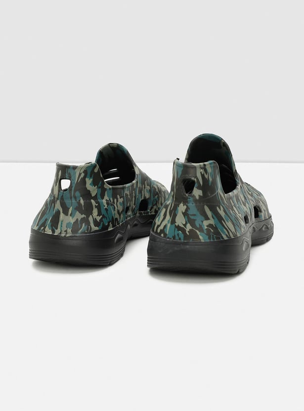 Men Camouflage Printed Slip-On Clogs