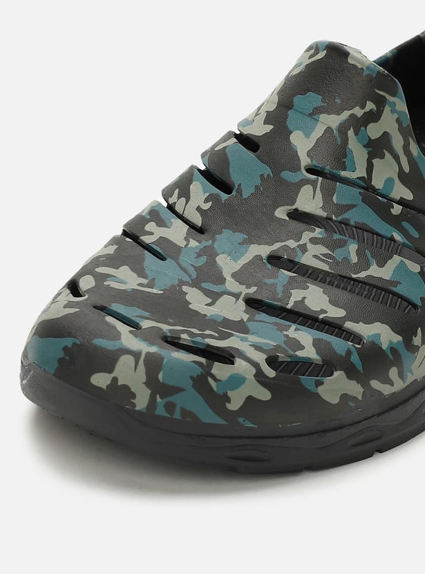 Men Camouflage Printed Slip-On Clogs