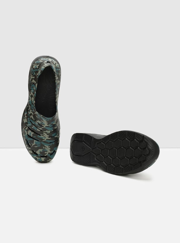 Men Camouflage Printed Slip-On Clogs