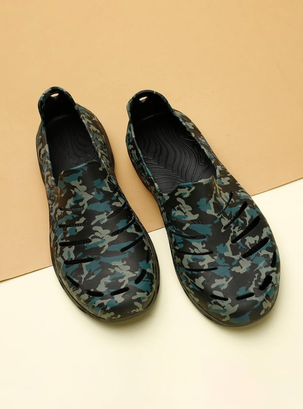 Men Camouflage Printed Slip-On Clogs