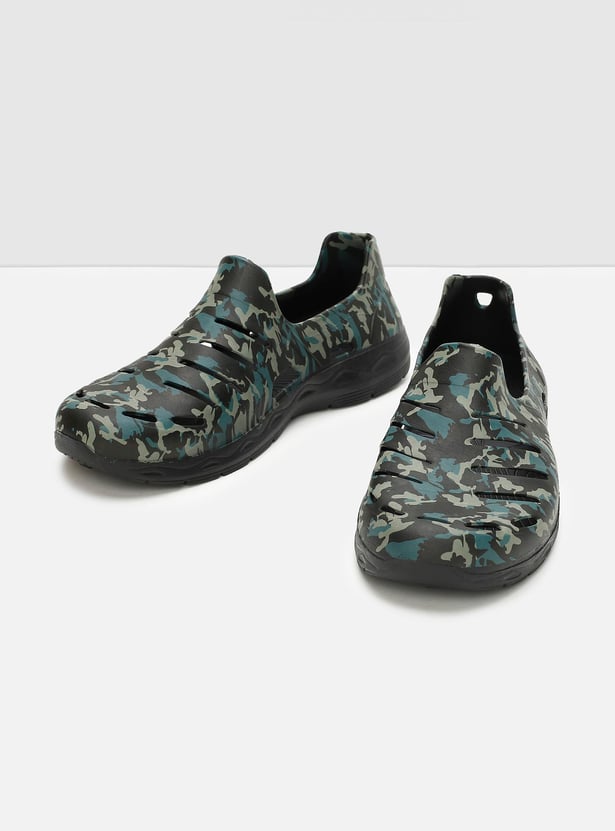 Men Camouflage Printed Slip-On Clogs