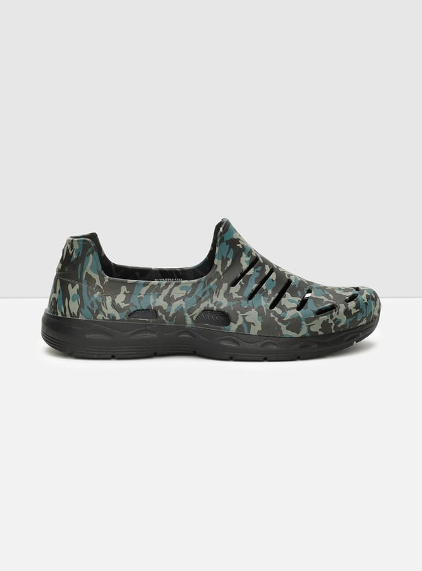 Men Camouflage Printed Slip-On Clogs