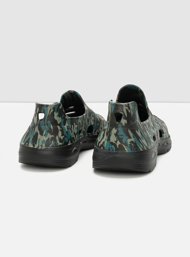 Men Camouflage Printed Slip-On Clogs