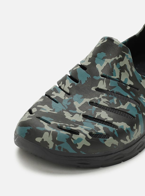 Men Camouflage Printed Slip-On Clogs