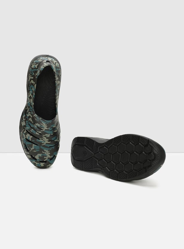 Men Camouflage Printed Slip-On Clogs