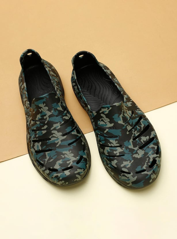 Men Camouflage Printed Slip-On Clogs