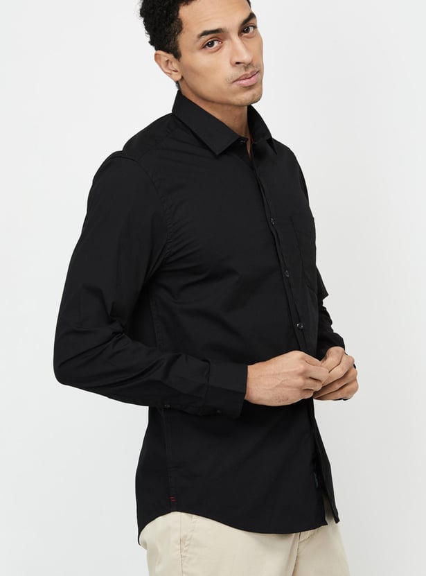 Men Solid Spread Collar Casual Shirt