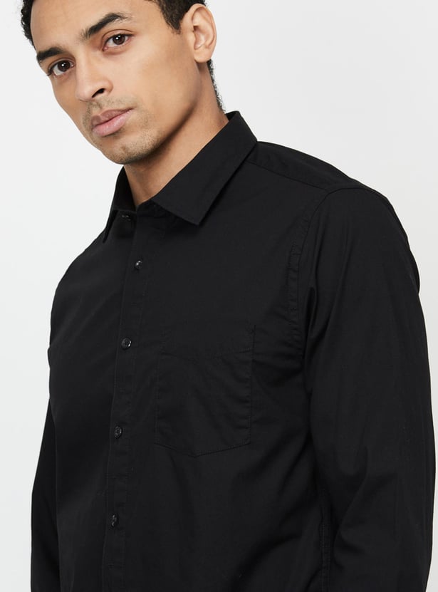 Men Solid Spread Collar Casual Shirt