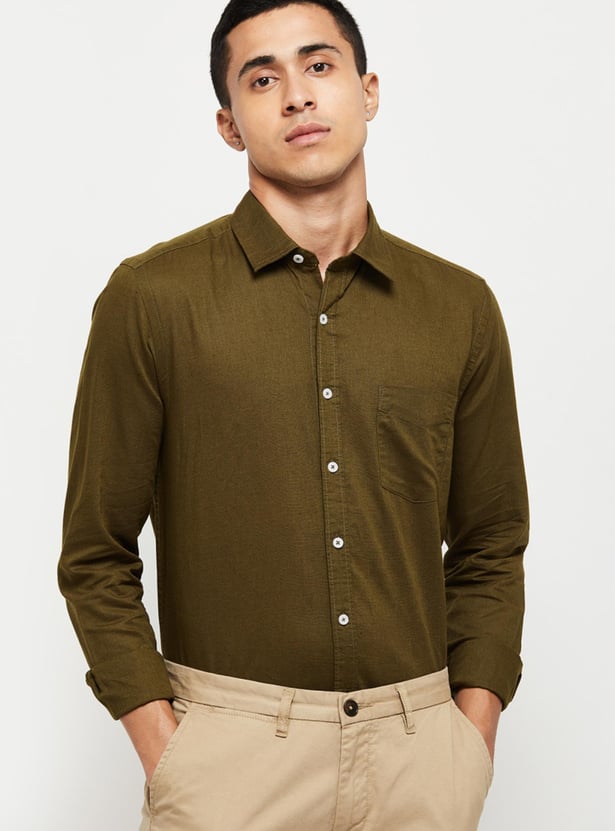 Men Solid Slim Fit Smart Casual Shirt