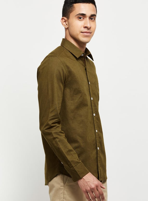 Men Solid Slim Fit Smart Casual Shirt