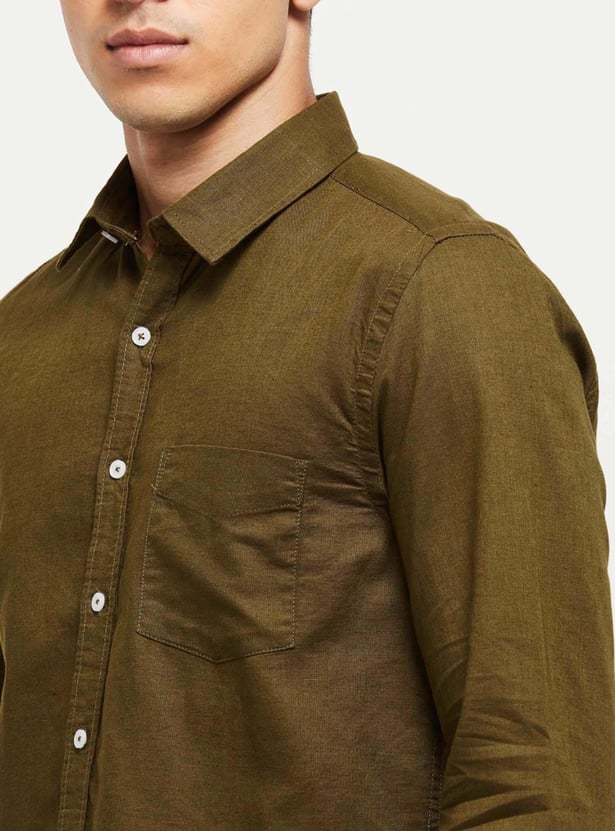 Men Solid Slim Fit Smart Casual Shirt