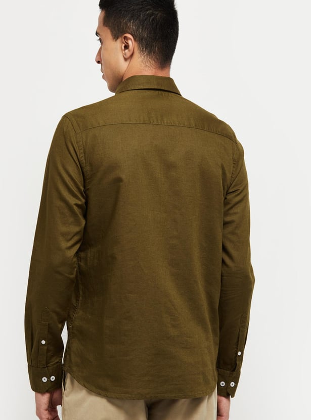 Men Solid Slim Fit Smart Casual Shirt