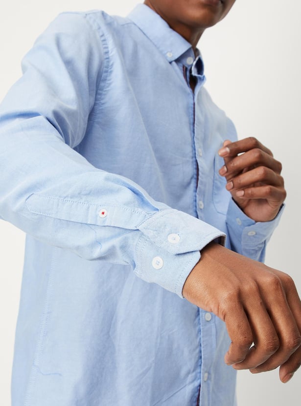 Men Solid Slim Fit Smart Casual Shirt