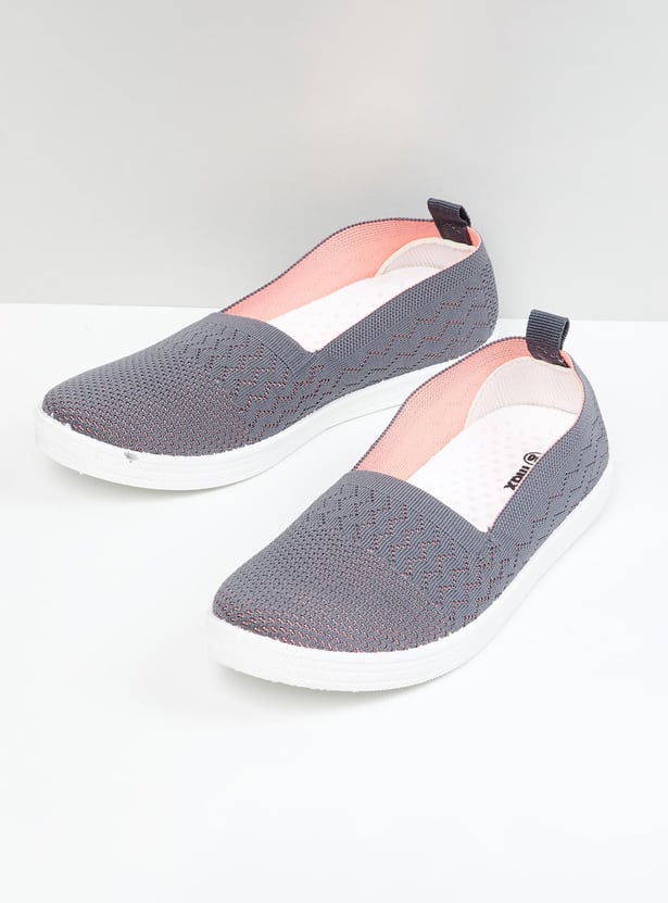 Women Textured Canvas Shoes
