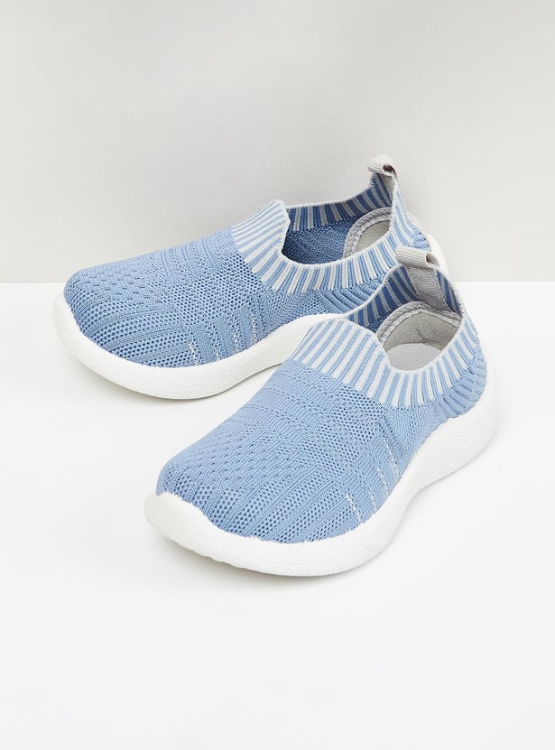 Boys Textured Fly Knit Slip-On Casual Shoes