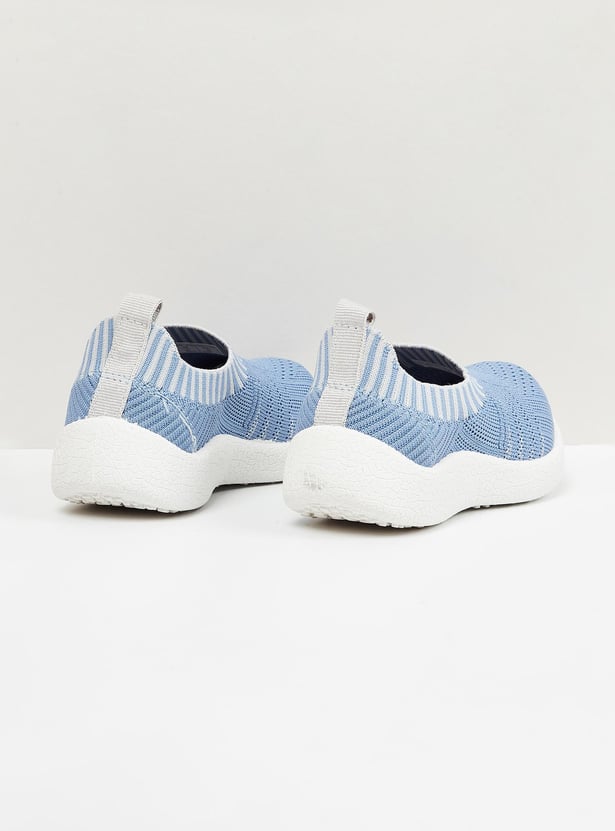 Boys Textured Fly Knit Slip-On Casual Shoes