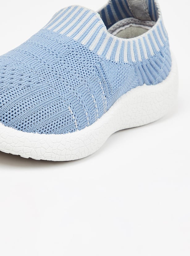 Boys Textured Fly Knit Slip-On Casual Shoes