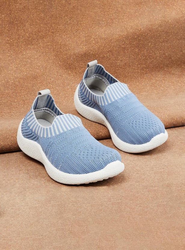 Boys Textured Fly Knit Slip-On Casual Shoes