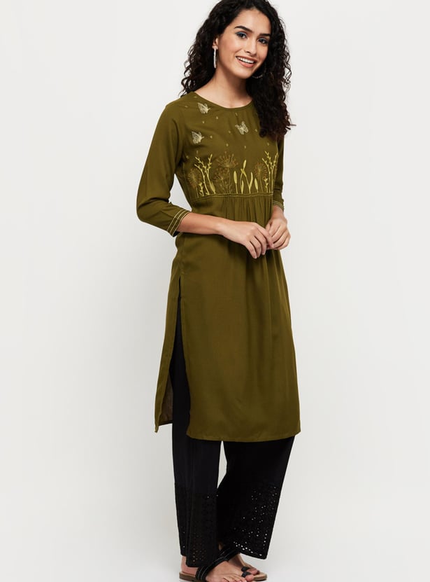 Women Embroidered Round Neck Straight Kurta
