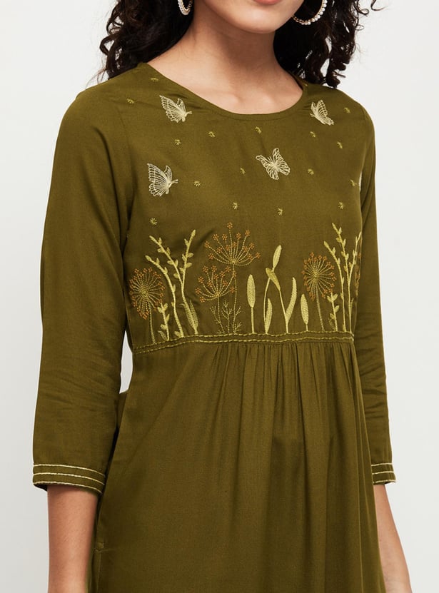 Women Embroidered Round Neck Straight Kurta