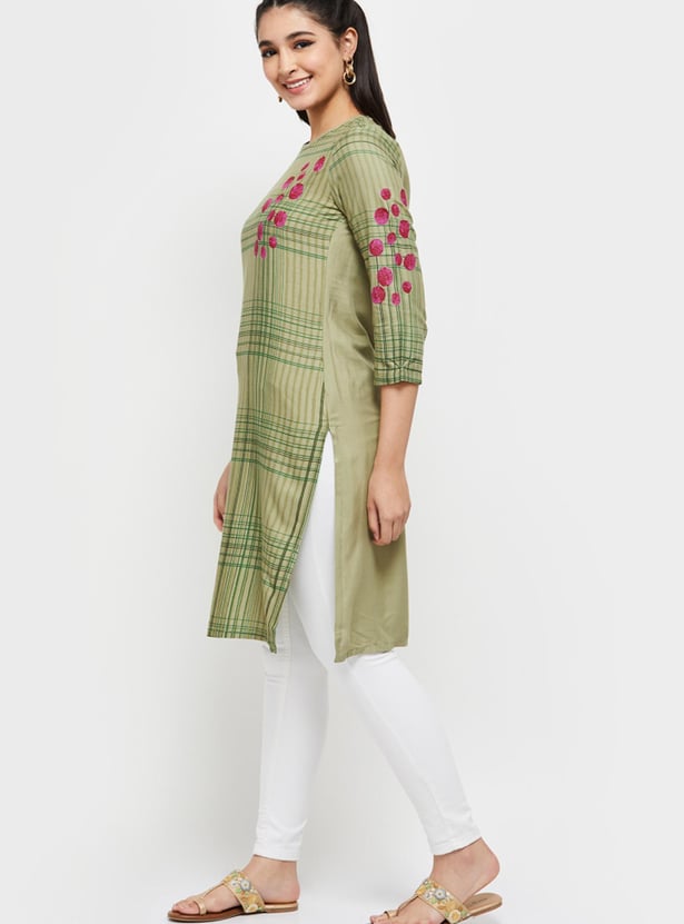 Women Floral Printed Three-Quarter Sleeves Straight Kurta