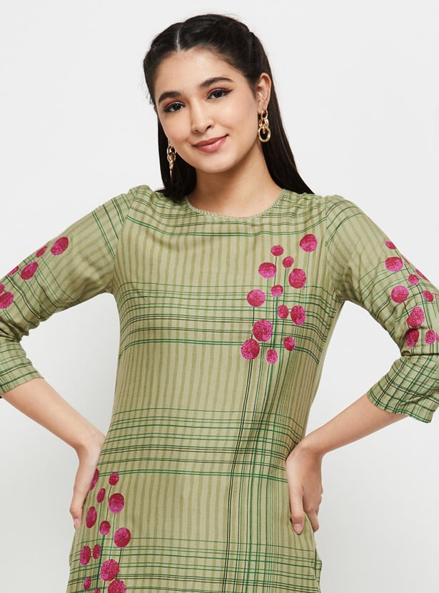 Women Floral Printed Three-Quarter Sleeves Straight Kurta
