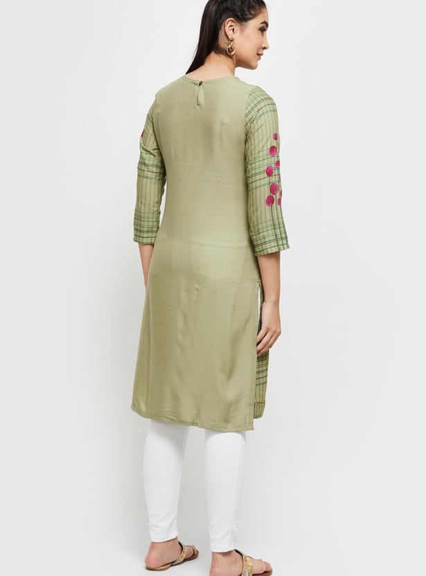 Women Floral Printed Three-Quarter Sleeves Straight Kurta