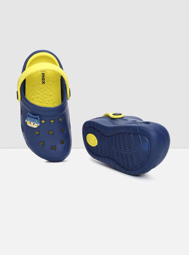Boys Charm-Detailed Closed Toe Clogs