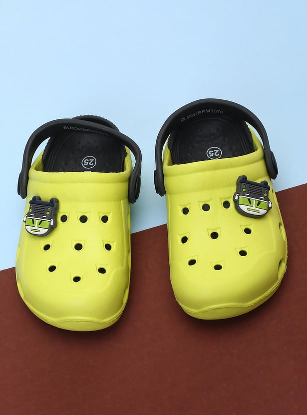 Buy Boys Charm-Detailed Closed Toe Clogs Online at just Rs. 399.0 ...