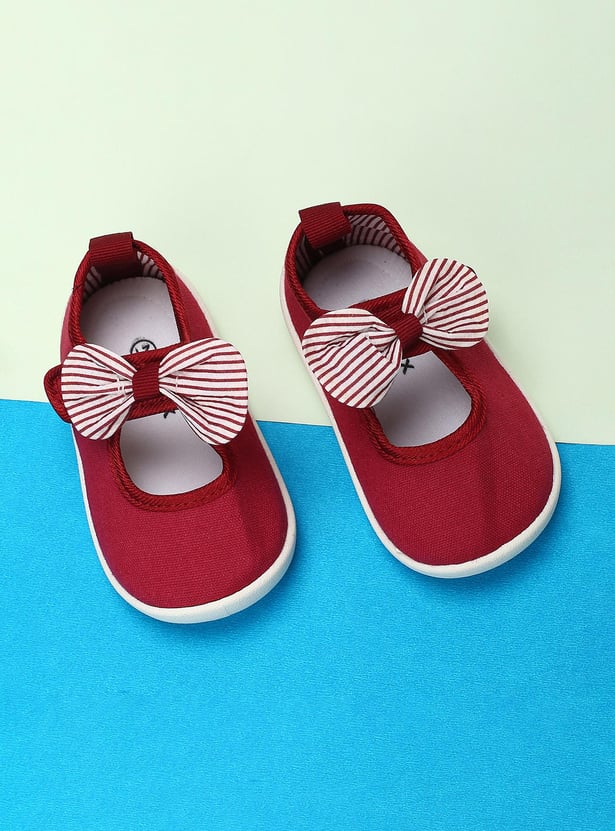 Girls Solid Velcro Closure Casual Shoes