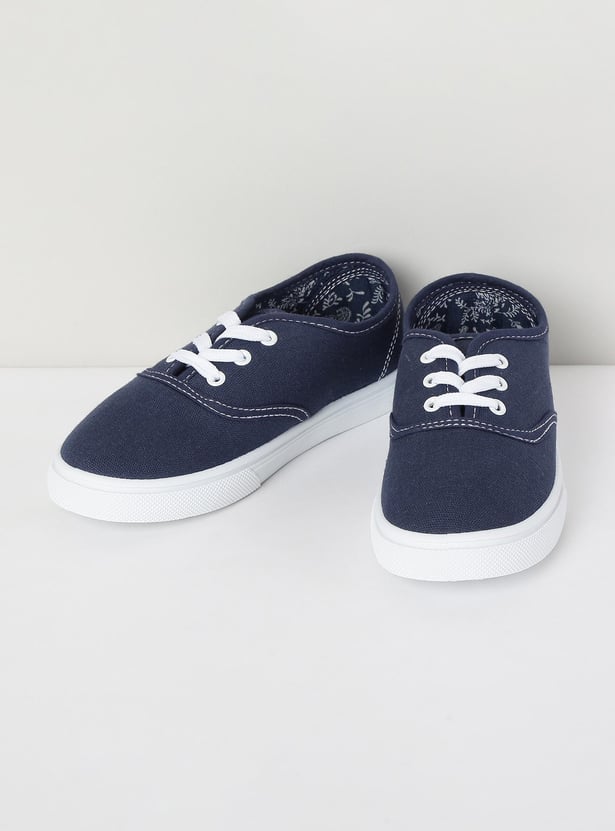 Boys Textured Lace-Up Casual Shoes