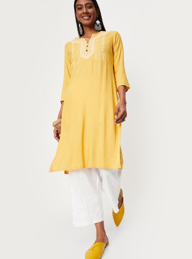 Women Embroidered Notched Neck Kurta