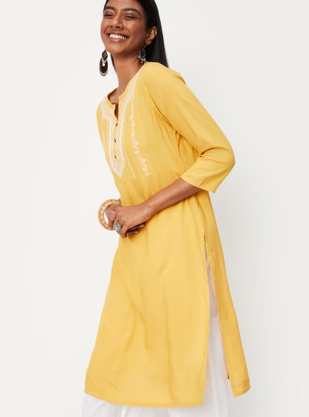 Women Embroidered Notched Neck Kurta