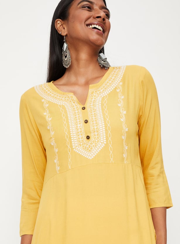 Women Embroidered Notched Neck Kurta