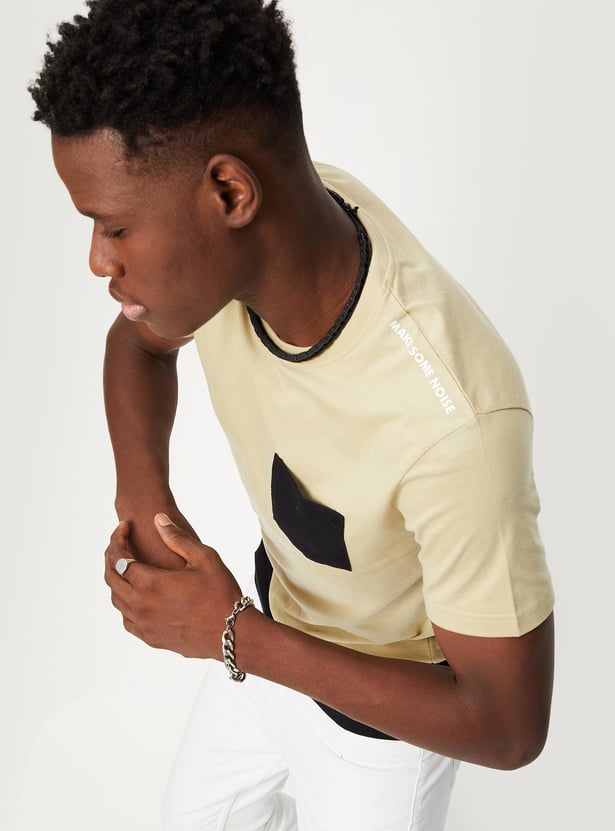 Men Colourblock Patch Pocket Crew Neck T-shirt