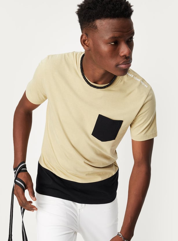 Men Colourblock Patch Pocket Crew Neck T-shirt