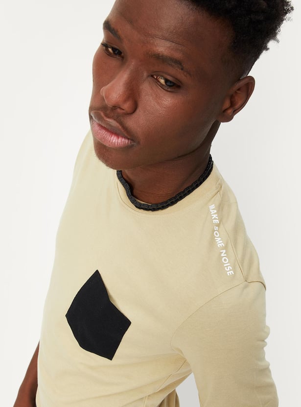 Men Colourblock Patch Pocket Crew Neck T-shirt
