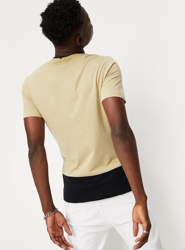 Men Colourblock Patch Pocket Crew Neck T-shirt