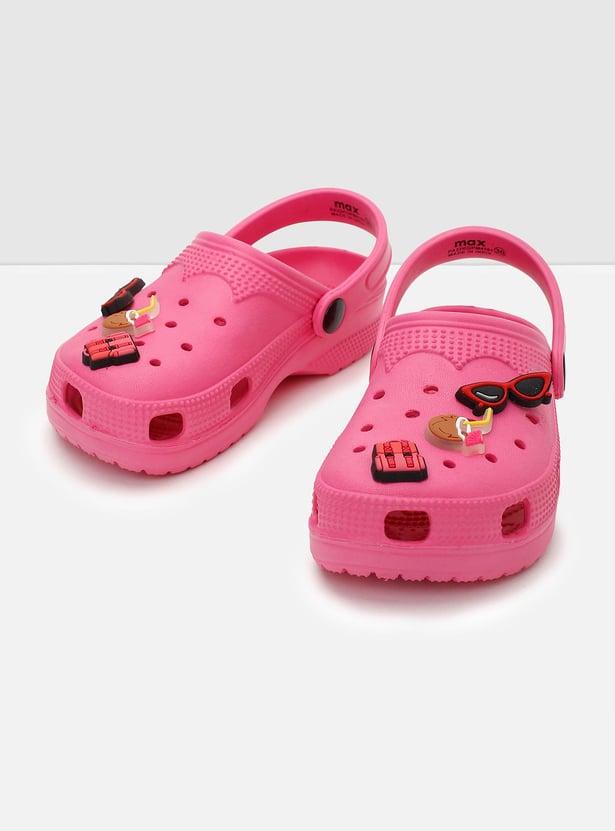 Girls Charm Detailed Pivoting Strap Clogs