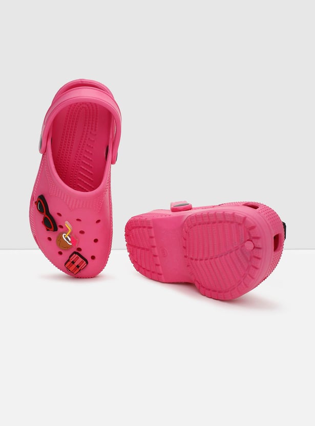 Girls Charm Detailed Pivoting Strap Clogs