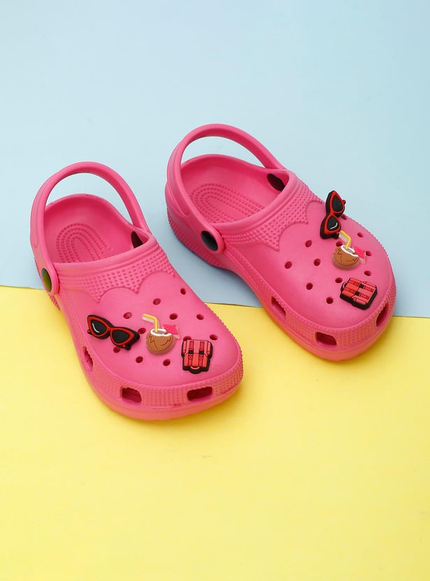 Girls Charm Detailed Pivoting Strap Clogs