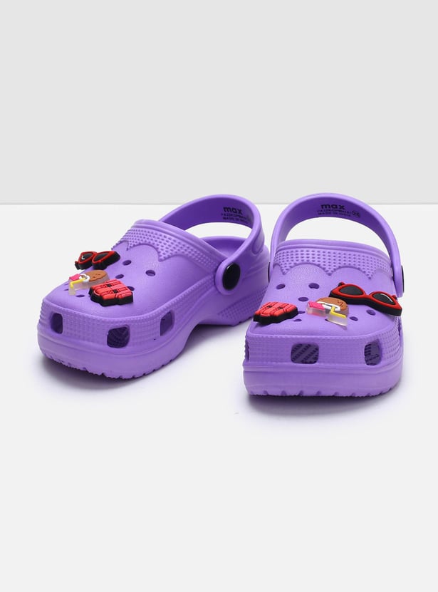 Girls Charm Detailed Pivoting Strap Clogs